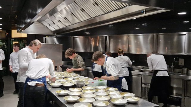 Studenten Horeca & Toerisme College ondersteunen keuken tijdens 24H Chefs